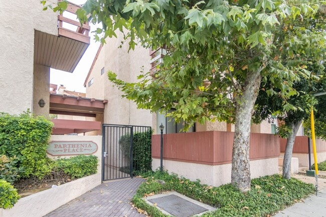 Building Photo - Spacious 3-Bedroom, 3-Bath Tri-Level Townh...