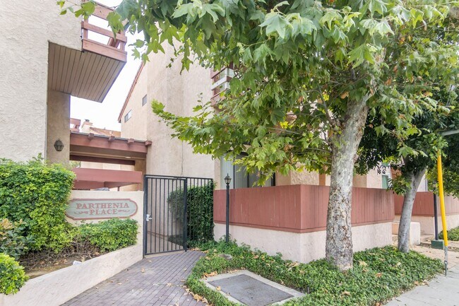 Foto del edificio - Spacious 3-Bedroom, 3-Bath Tri-Level Townh...