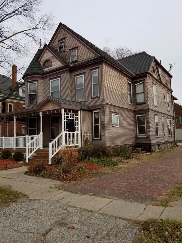 116 S Taylor St Unit 1, South Bend, IN 46601 Apartment for Rent in