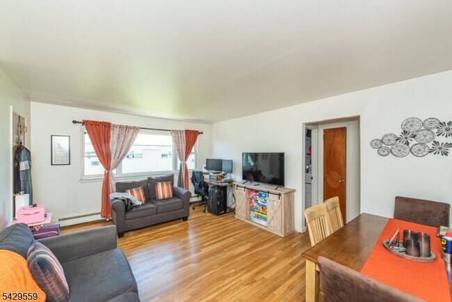 Foto del edificio - 20 Halsey Ave