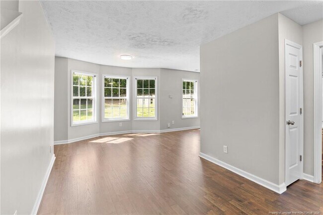 Building Photo - 124 Hosta Dr