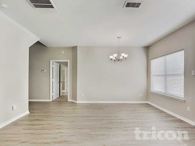 Foto del edificio - 8026 N Tarrytown Crossing Dr