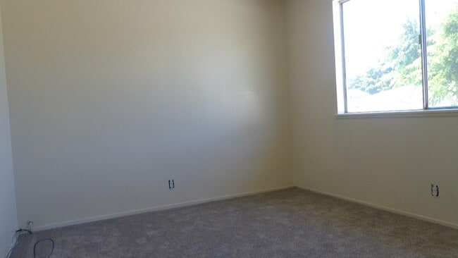 Building Photo - 2 Bedroom Condo