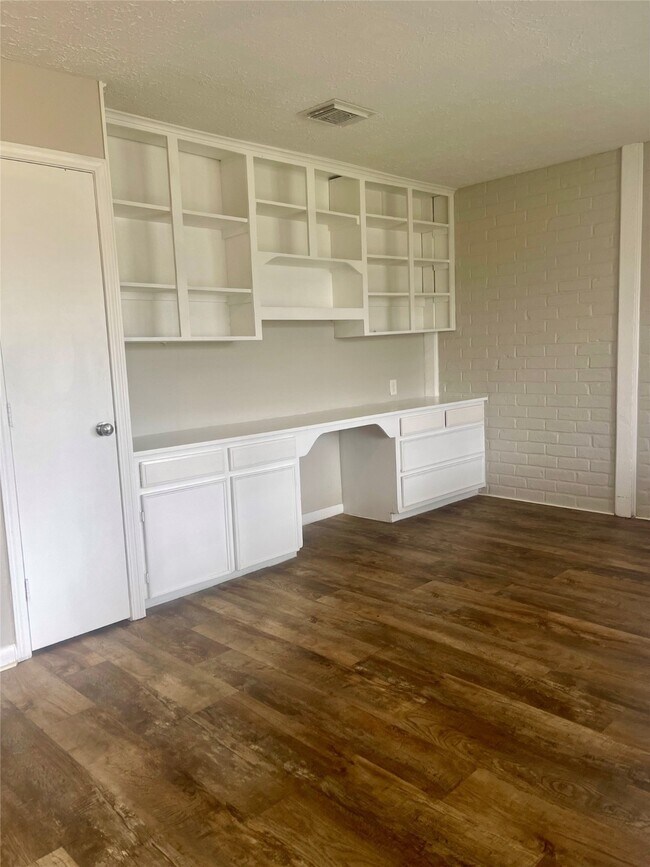 Foto del edificio - 2115 Yorktown Ct S