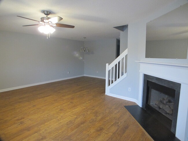 Building Photo - Pristine 2 bedroom, 2.5 bath Townhome located in the Roxborough Community!