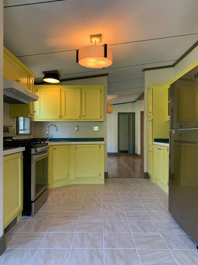 Building Photo - Beautiful Renovated House on Private Count...