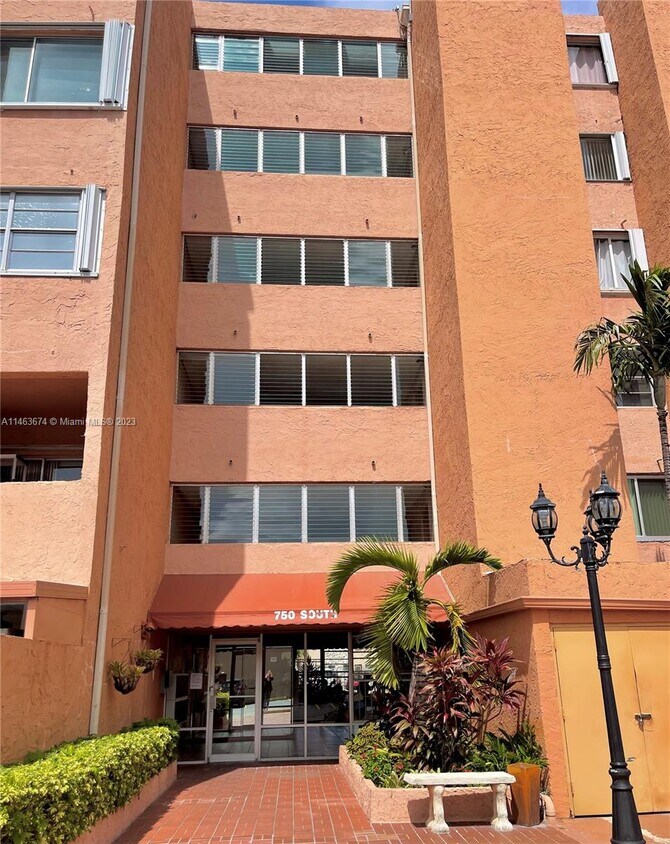 Foto principal - 750 NW 43rd Ave