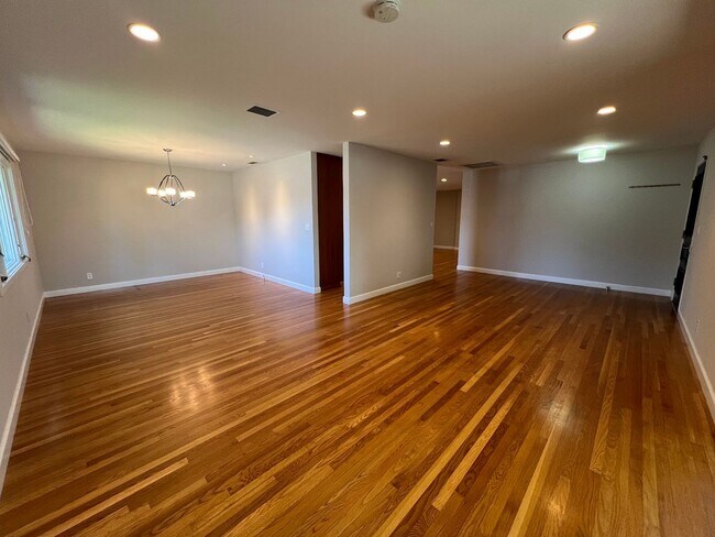 Building Photo - Spacious, Charming 4BD/2BA Home in Cozy Su...