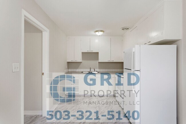 Foto del edificio - 3 Bedroom Home - Large Corner Lot - SE Portland!