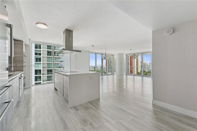 Foto del edificio - 300 Sunny Isles Blvd