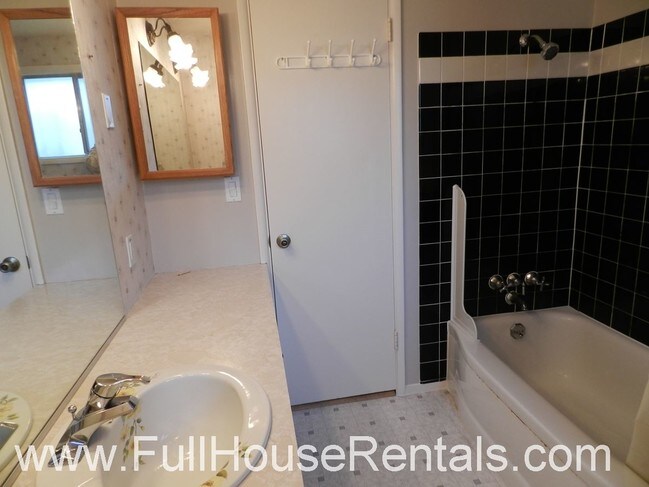 Building Photo - 3 br, 1.5 bath House - 1944 Carmel Ave