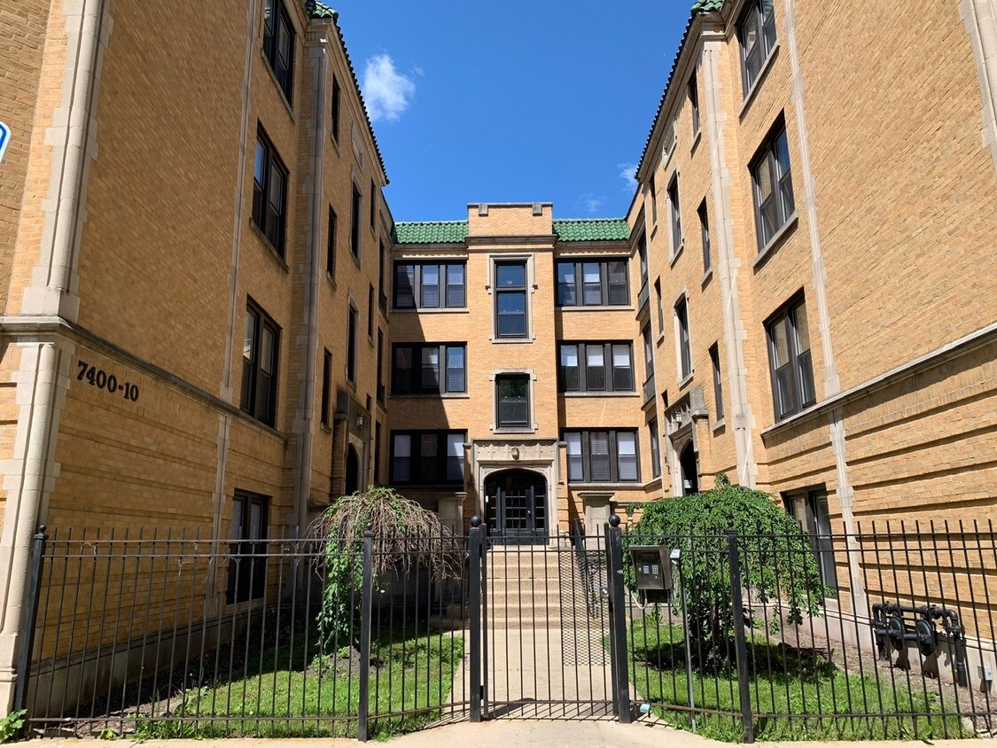 Primary Photo - 7404 N Damen Ave