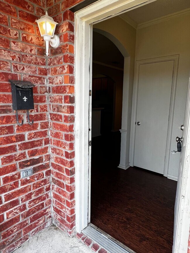 Building Photo - Awesome 4 bedroom ready NOW!