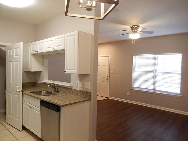 Building Photo - 3100 Dian Rd