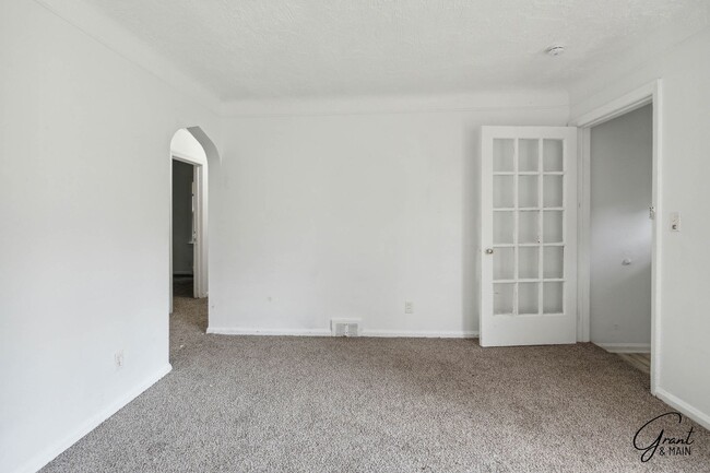 Building Photo - $1,300/month - 3 Bed 1 Bath