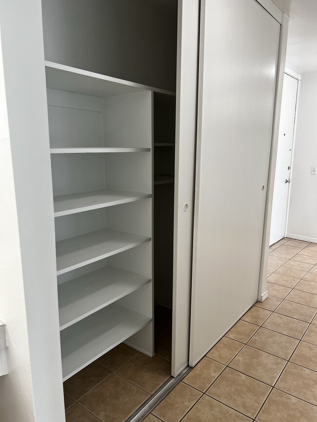 Hall Closet - 3050 Rue Dorleans