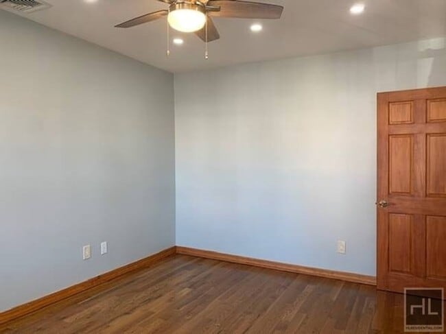 Building Photo - Spacious 3-Bedroom Apartment – Hardwood Fl...
