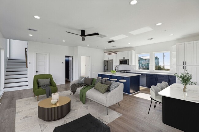 Building Photo - 830 Tiki Dr