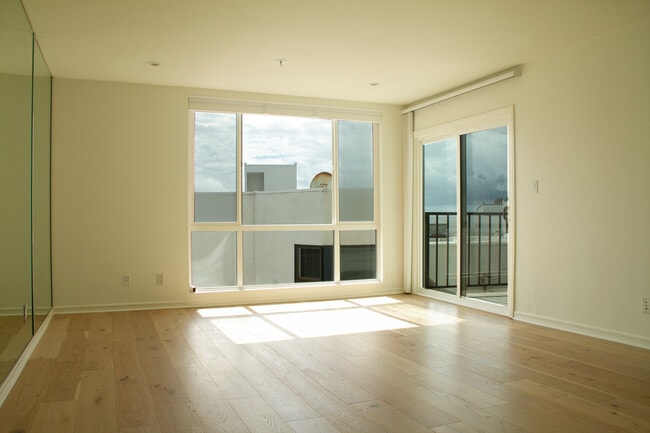 Building Photo - 565 Esplanade
