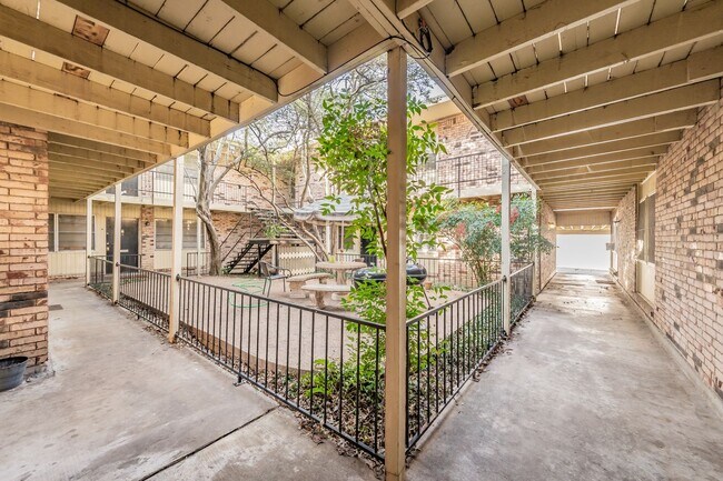 Building Photo - Updated Two Bedroom and One and Half Bathr...