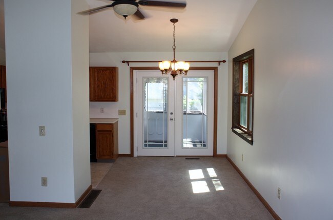 Dining - 9 Sumac Trail