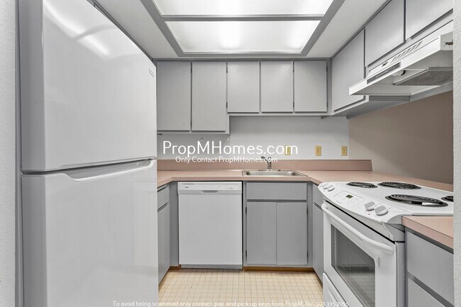Building Photo - Charming Hillsdale/Multnomah Village Living with Parkside Convenience!