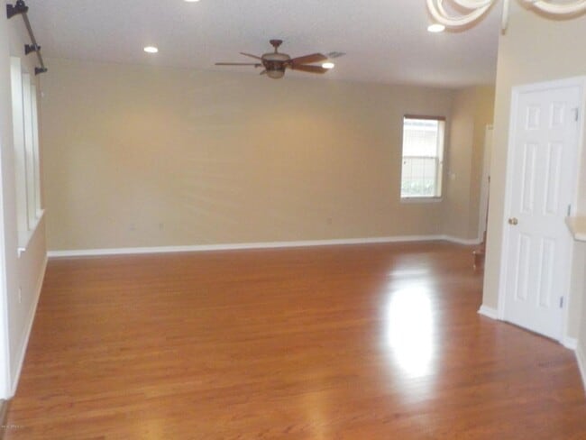 Building Photo - Charming 3 bedroom, 2.5 bath home in Oakle...