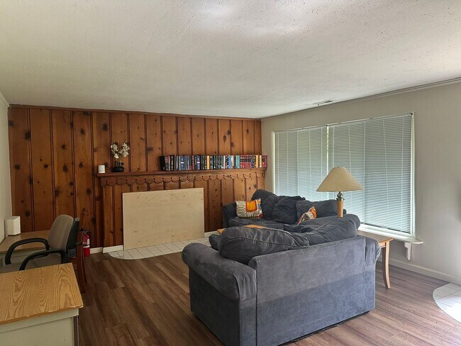 Photo - Lewis & Clark Graduate /Law Students ONLY Apartment