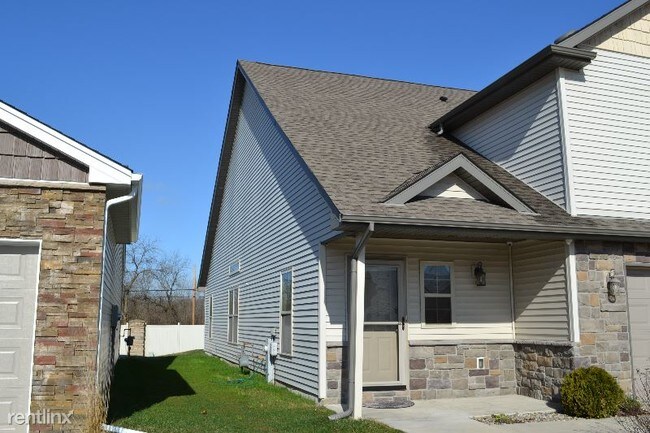 Building Photo - 3 br, 2.5 bath Townhome - 1218 sawgrass dr