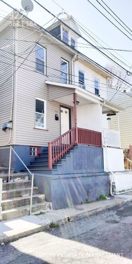 Foto principal - 3 Bedroom/ 1 Bathroom Townhouse in Easton!!