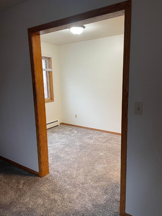 Foto del edificio - APPLICATION PENDING -- Massive 2 Bed/1 Bat...
