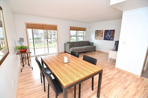 Building Photo - Gorgeous 2-Bed 2-Bath Townhome with Beauti...