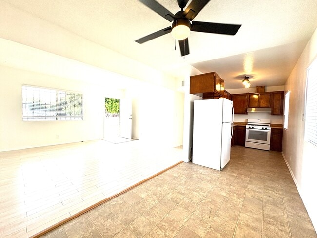 Building Photo - 203 E 53rd St