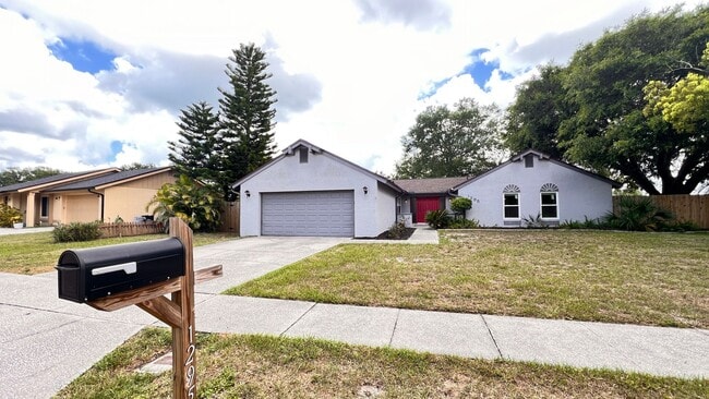 Building Photo - Stunning 4 Bedroom/2 Bathroom in Winter Sp...