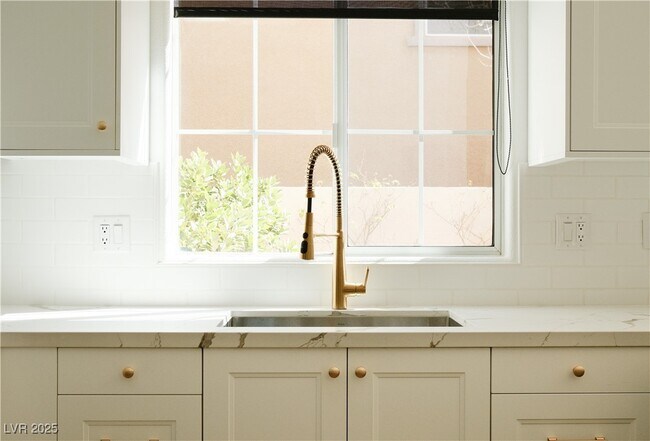 Foto del edificio - 2276 Aragon Canyon St