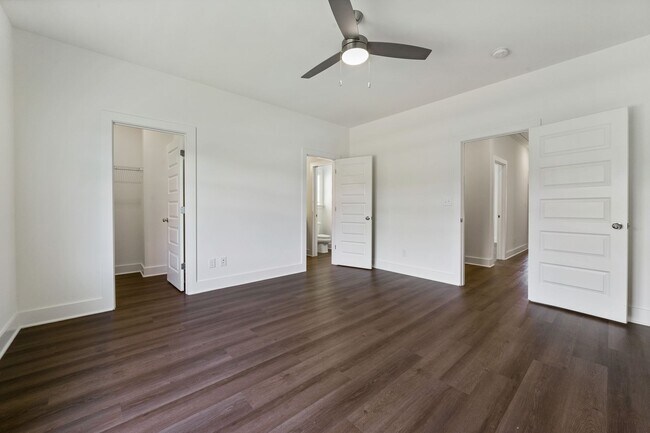 Foto del edificio - 3 Bedroom house with fenced backyard and garage!