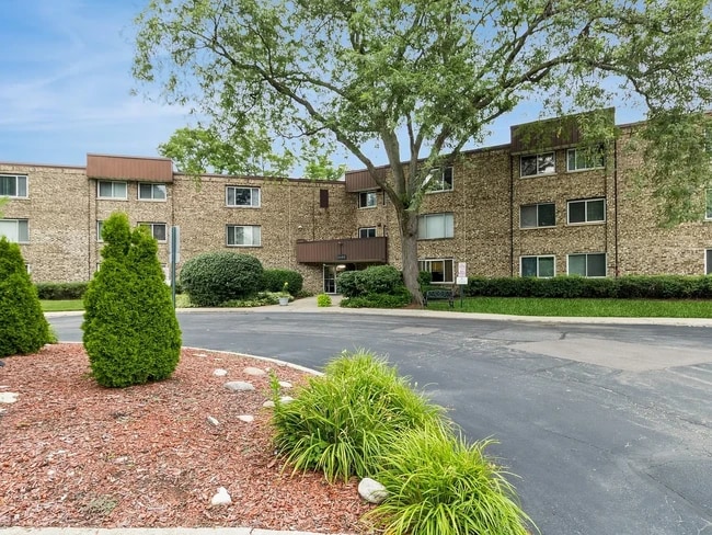 Building Photo - 2600 Brookwood Way Dr