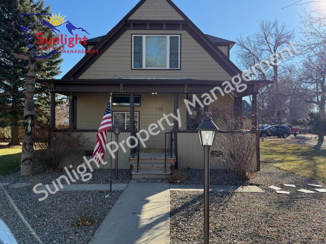 Foto principal - "Charming 3-Bed Joliet Retreat: Spacious 1750 Sq Ft, 2 Bath Home with Hardwood Elegance & Cozy Fi...