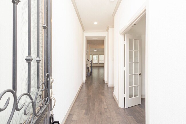 Foto del edificio - This house offers beautiful open floor plan with high ceilings and lots of natural light.