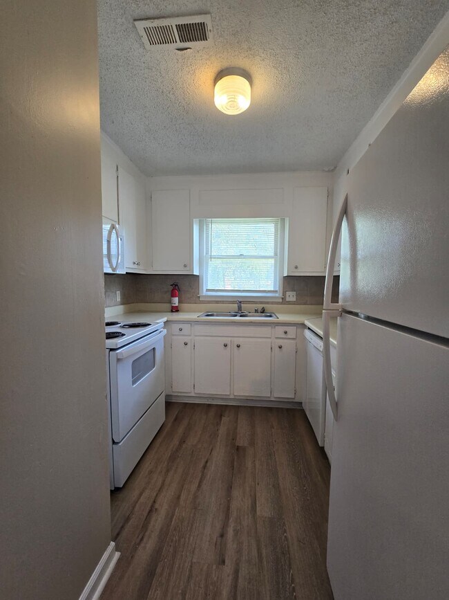 Foto del edificio - 4502 Bonnell Dr NW