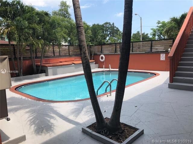 Foto del edificio - 421 NE 68th St