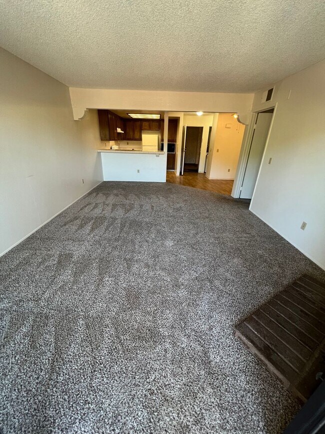 Building Photo - Updated One Bedroom with Garage!