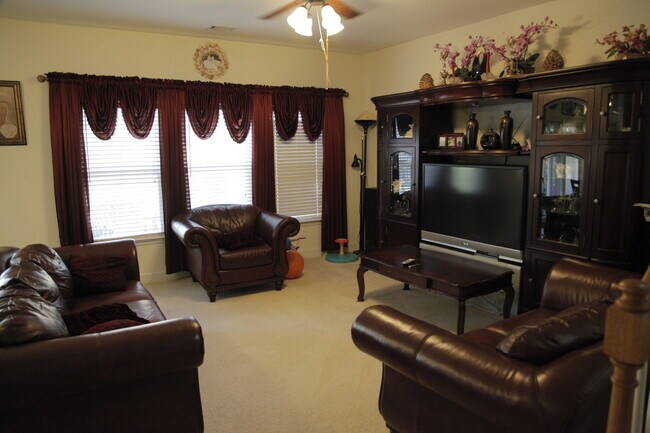 Foto del edificio - Delightful 3bd/2.5bth home with a private ...