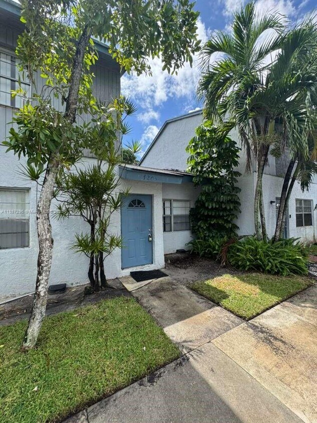 Foto principal - 7205 W Sunrise Blvd