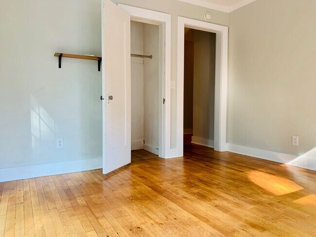 Building Photo - Cute 2BD 1BA Duplex in Military Park!!