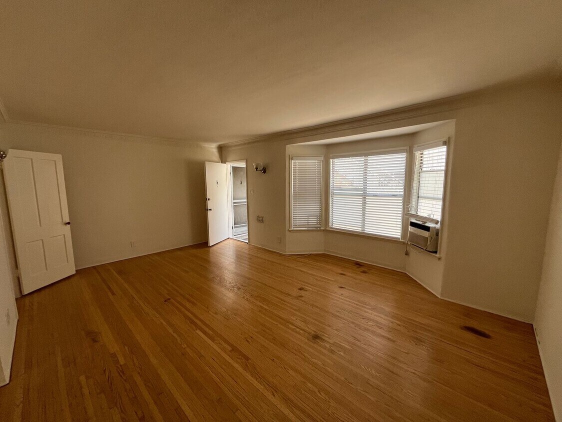 Foto principal - 820 N Edinburgh Ave