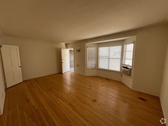 Building Photo - 820 N Edinburgh Ave