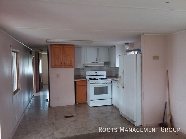 Building Photo - Handyman Special - Free House