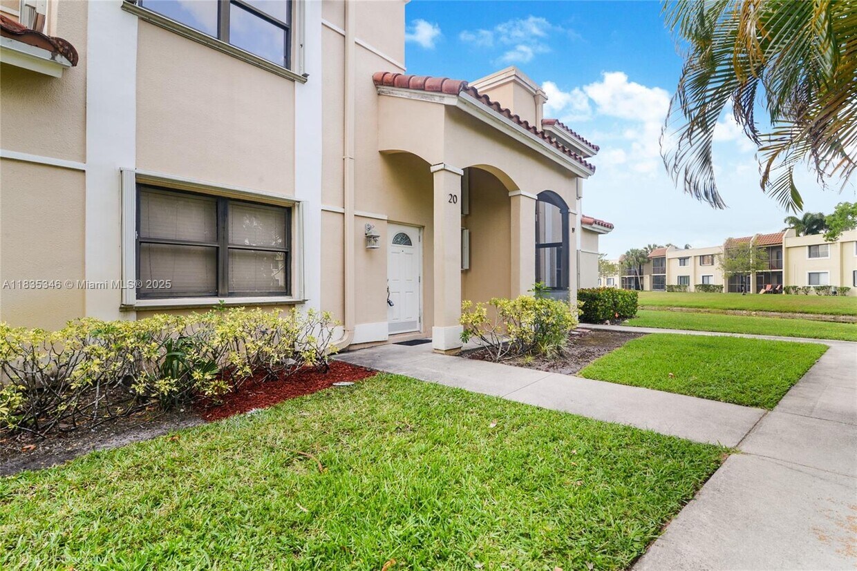 Foto principal - 567 Racquet Club Rd