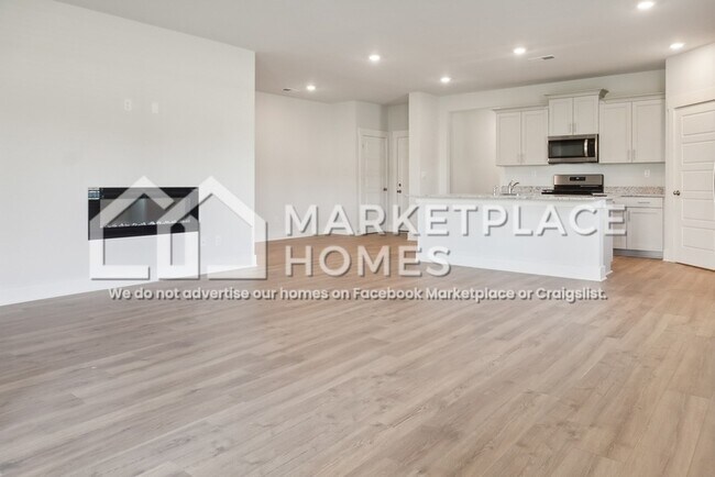 Building Photo - 2070 Hyacinth Ln